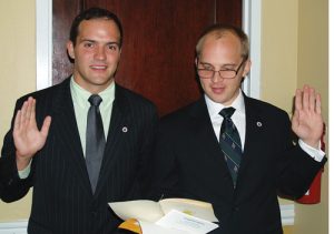 Charles Beale, Presidente Clase 2011, y Matthew Brady, Presidente del Consejo de Estudiantes, mientras juramentaban como AOA.