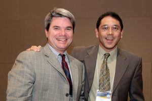 Dr. Ricardo Sánchez, Director del Programa Educativo junto al Dr. Edwin Torres, Presidente 2010.