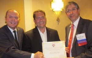 Dr. Luis Pares y Dr. Luis Rodríguez Ospina dan certificado de reconocimiento al Dr. Luis Ortíz por ser admitido como Fellow del ACC.