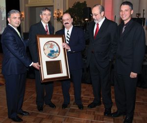 Dr. Juan Aranda recibiendo homenaje como Ciudadano Distinguido 2011, con los Dres. William Zoghbi, Luis Rodríguez Ospina, José Rivera del Río y Eduardo Viruet.