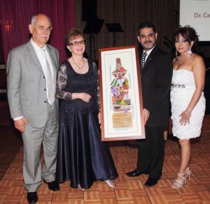 Dr. Angel Comulada -Presidente de SPED- entrega placa a la homenajeada, Dra. Carmen Ana Sáenz.