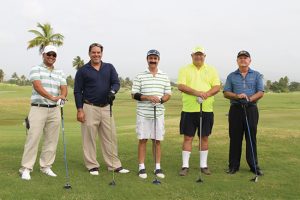 Participantes en la convención, en equipo de golf.