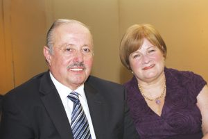 Dr. Carlos León Valiente y su esposa.