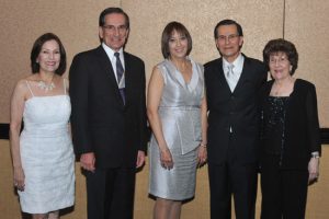 El Dr. René Vázquez junto a su esposa; el Dr. Miguel Vázquez-Botet con su esposa Linda y su señora madre.