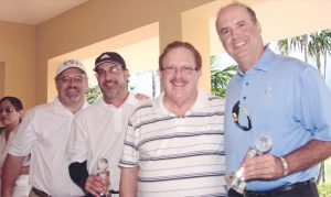 El Lcdo. Miranda Daleccio y el Dr. Raúl García Rinaldi junto a jugadores del Torneo de Golf en el momento de las premiaciones.
