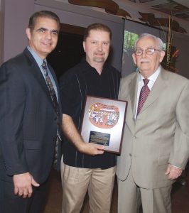 Dr. José I. Russe y Dr. Raúl Marcial Rojas rodean al Dr. Milton A. Pérez Ruiz, quien recibió el “Premio Dr. Raúl Marcial Rojas”.