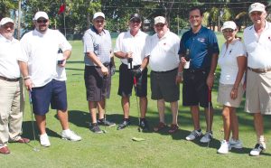 Lcdo. Miranda Daleccio, Sr. Pedro Carral, Dr. Luis Rosa Toledo, Dr. Ignacio Acevedo, Dr. García Rinaldi, Dra. Maura Tapia, Mr. Teale y participantes del Torneo. Con el propósito de recaudar fondos para fines benéficos, la Fundación Dr. García Rinaldi (FDGR) realizó su 19º Torneo de Golf en Dorado Beach and Golf Club. eventos Participantes