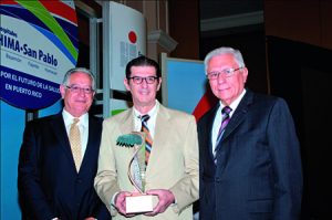 Dr. José Alvarez Ruíz, Dr. Charles Juarbe, a quien se le dedicó la Convención, y el Dr. Jaime Rivera Dueño.