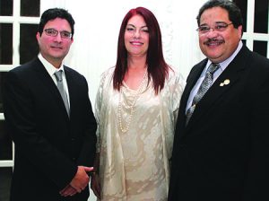 Dr. Ernesto Soltero, Dr. Wistremundo Dones y su esposa Sra. Carmen Soltero.