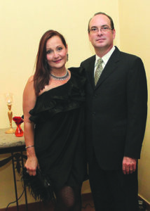Dr. Néstor Cardona y su esposa Silvia Navarro.