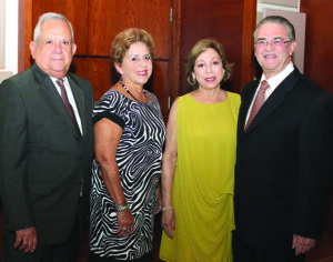 Dr. Pablo Almodóvar y su esposa, Sra. Marisabel Almodóvar, Sra. Doris Torres y el Dr. Cándido Torres.