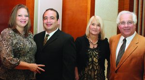 Sra. Luz Enid Peña y Dr. Francisco Colón, Sra. Teresa González y Dr. José González Chávez.
