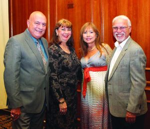 Dr. Angel Canino y Sra. Marisol González, Sra. Wanda Navarro y su esposo Dr. Félix Martínez Portier.