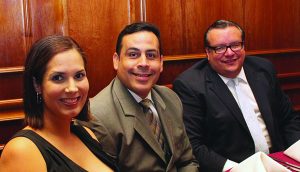 Dra. Larissa Colón y su esposo Sr. Vaddy Martínez y el Dr. Ángel Vélez.