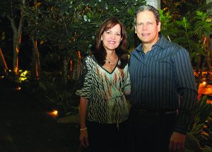Dr. Carlos Nieves y esposa.