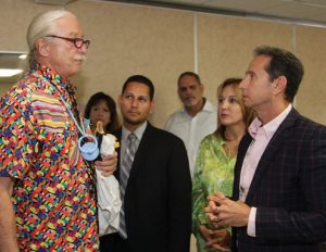 Dr. José Ginel Rodríguez, Presidente de la Universidad Central del Caribe, departiendo con Patch Adams.