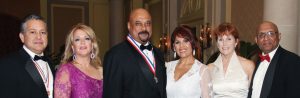 Dr. Gilberto Ruiz Deya; Belisa Ruiz; Dr. José Allende, Presidente 2012, y su esposa Zoraida; Dr. Raju Thomas, homenajeado especial, y su esposa Ginny.