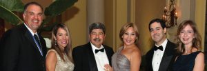 Dr. Juan Jesús Medina y su esposa Bonnie, Dr. Roberto Vázquez y su esposa Irma; Dr. Eduardo Canto y su esposa Laura.