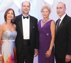 Sra. Carmen Lugo y su esposo Dr. Juan Bibiloni, Dra. Carmen Nieves y su esposo Dr. Antonio Soler.