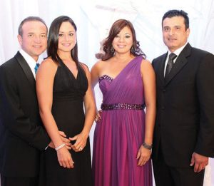 Dr. Kenneth Cintrón y su esposa Sra. Andrea Zambrana, Sra. Maricarmen Rodríguez y su esposo Dr. Carlos Fraga.