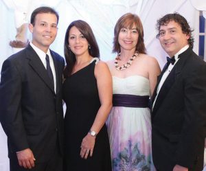 Dr. Francisco López y su esposa Joselyn Maymo, Sra. Aracelis Valdés y su esposo Dr. Rafael Fernández Soltero.