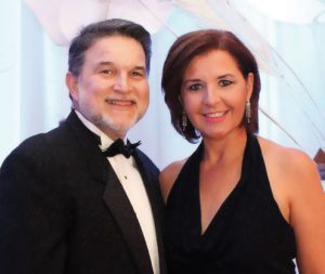 Dr. Carlos Pérez y su esposa Sra. Astrid López.