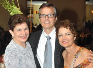 La homenajeada, Dra. Vilma Rabell Vílchez, junto al Dr. Richard de Andino y la Dra. Marian de Jesús, Presidenta electa 2012-13.