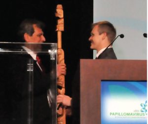 El Dr. Andreas Kaufmann entrega del Talking Stick (Bastón de Mando) de IPV al Dr. Guillermo Tortolero.