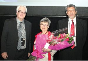 Dr. Joel Palefsky, Presidente Electo de IPV; Mrs. Connie Sellors, Vda. Del Dr. John Sellors a quien se le rindió homenaje durante el evento; Dr. Guillermo Tortolero.