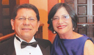 Dr. Raúl Castellanos Bran y su esposa Sra. Doris Cruz.