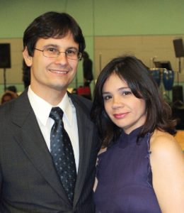Dr. Carlos Cestero y su esposa Sra. Gina Iturrégui.