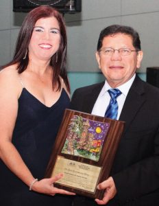 Reconocimiento “Medico de Familia del Año” al Dr. Raúl Castellanos entregado por Dr. Rebeca Rodríguez, Presidenta 2012 - 2013.