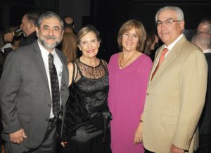 Dr. Pedro Beauchamp y Sra.; junto al Dr. Carlos González Aquino y Sra.