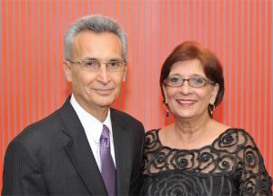 El Dr. Francisco Joglar y su esposa.
