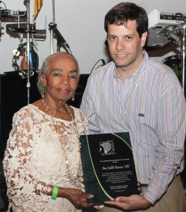 Reconocimiento otorgado a Dra. Judith Román entregado por el Dr. Ignacio Pita, Presidente de la Academia Puertorriqueña de Neurología.