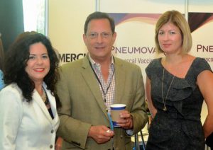 Dr. Roberto Martínez Quintana, Millie Rivera de Merck y acompañante