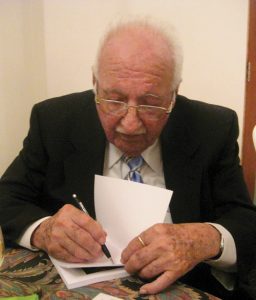 El Dr. Mario R. García Palmieri autografiando su libro.
