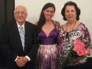 Dr. Mario R. García Palmieri, la violinista Emily Rodríguez de Victoria y la Sra. Rafi López de García Palmieri.