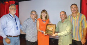 Dr. Rafael Vaquer, Dr. Eric González, Dra. Maria Odriozola, recipiente del “Premio Dr. Raúl Marcial Rojas”, Dr. Jaime Marrero Russe y Dr. Roberto González.