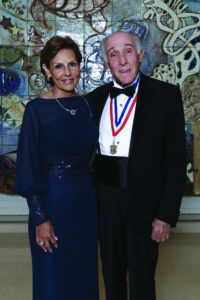 Dr. Roberto Canto y su esposa Jossie.